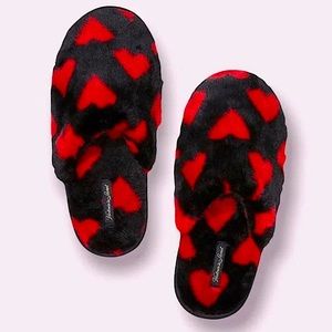 VICTORIA'S SECRET
Close Toe Faux Fur Slippers